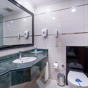 Klubowy pokój z dwoma pojedynczymi łóżkami